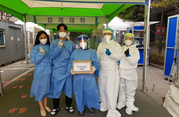 ▲ 대전신세계Art&Science가 3일 코로나19 치료에 앞장서고 있는 의료진 310명에게 응원 키트'을 전달했다.ⓒ대전 신세계