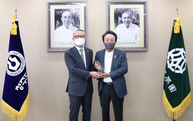 ▲ 오영식 ㈜리드종합건설 회장이 청주대학교에 발전기금 1억 원을 기탁한 가운데 차천수 총장이 3일 접견실에서 오 회장에게 감사패를 전달하고 기념촬영을 하고 있다.ⓒ청주대