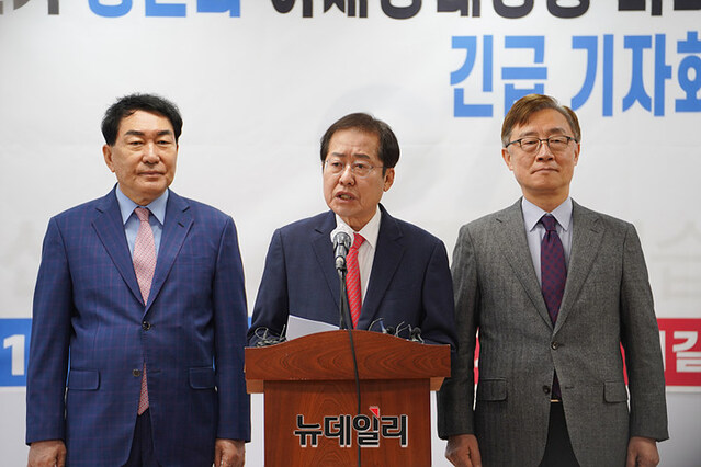 ▲ 홍준표 국민의힘 대선 예비후보(가운데)가 3일 오전 서울 여의도 jp희망캠프에서 '관권선거 중단과 이재명 대장동 비리 특검촉구 긴급 기자회견'을 열고 입장을 밝히고 있다. 기자회견에는 최재형 전 감사원장(오른쪽) 안상수 공동선대위원장이 함께 참석했다.ⓒ이기륭 기자(사진=홍준표 캠프)