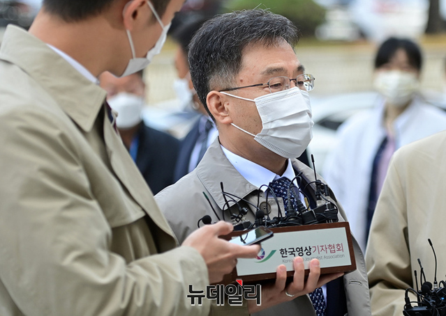 ▲ 대장동 의혹'의 핵심 인물 중의 한명인 화천대유자산관리(화천대유) 대주주 김만배 씨가 3일 오전 서울 서초구 서울중앙지방법원에서 열린 구속 전 피의자 심문(영장실질심사)에 출석하며 취재진 질문에 답변하고 있다. ⓒ정상윤 기자