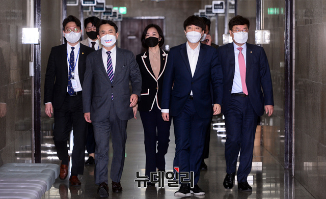 ▲ 이준석 국민의힘 대표와 김진태 이재명 비리 국민검증 특별위원회 위원장이 3일 오전 국회에서 열린 '이재명 비리 국민검증특별위원회' 임명장 수여식 및 회의에 참석하고 있다. ⓒ이종현 기자(사진=공동취재단)