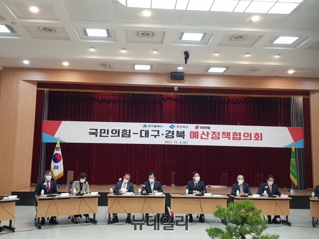 ▲ 김기현 원내대표는 인사말에서 “대구경북 신공항 건설, 취수원 다변화 등 대구 도약을 위한 토대 마련에 대구시가 많은 노력을 해 온 것으로 보인다”며 “현안 해결뿐만 아니라 대구시가 요구한 국비예산도 모두 반영될 수 있도록 국민의힘이 할 수 있는 역할을 다하겠다”고 말했다.ⓒ뉴데일리