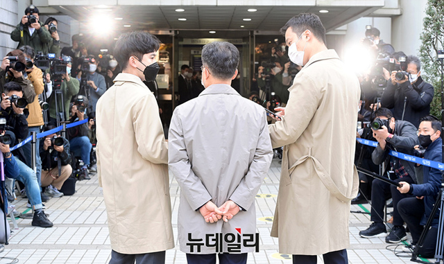 ▲ 대장동 개발 특혜 의혹의 핵심 인물로 꼽히는 김만배 화천대유 대주주가 지난 3일 오전 서울 서초구 서울중앙지법으로 영장실질심사를 받기 위해 입장하고 있다. 김 씨는 지난달 14일 첫 번째 영장실질심사에서 불구속 됐다. ⓒ정상윤 기자