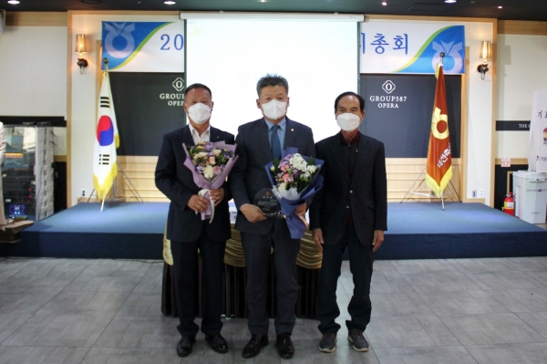 ▲ 대전 유성구의회 김동수 의원이 지난 2일 신창수 대전 축산업협동조합장으로부터 감사패를 받았다.ⓒ대전 유성구의회