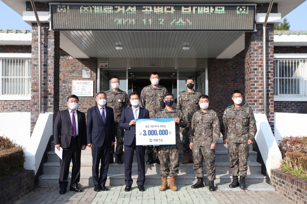 ▲ 계룡건설 권용봉 전무(좌측에서 세 번째)가 지난 3일 육군 7867부대 나홍일 대령(좌측에서 네 번째) 등 군 관계자들과 기념촬영을 하고 있다.ⓒ계룡건설