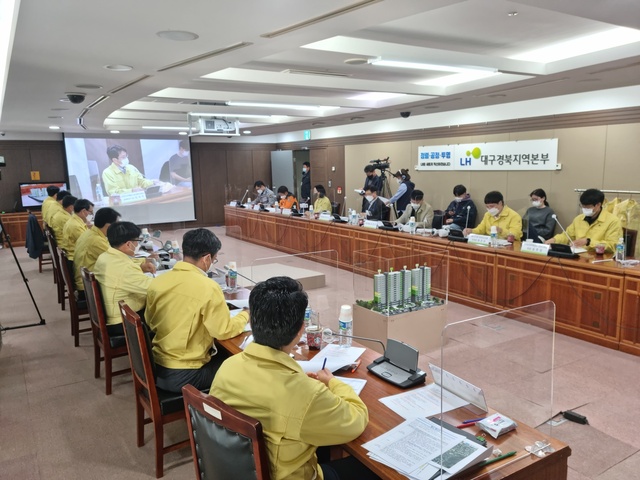 ▲ LH 대구경북지역본부(본부장 서남진)는 달서구청, 소방서, 경찰서, 군부대(50사단) 등 11개 유관기관 합동으로 국민 생명보호와 안전대응역량 강화를 위한 ‘2021 재난대응 안전한국훈련’을 11월 3일 실시했다고 밝혔다.ⓒLH대구경북본부