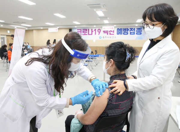 ▲ 충주시보건소 예방접종센터에서 충주 시민이 백신접종을 하고 있다.ⓒ충주시