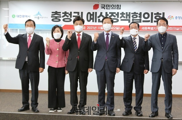 ▲ 4일 오후 세종시청 세종실에서 열린 국민의힘-세종시 예산정책협의회에 참석한 관계자들이 기념촬영을 하고 있다. 좌측부터 최민호 세종시당 위원장, 전주혜 원내대변인, 이춘희 세종시장, 김기현 원내대표, 이종배 예결위원장, 김도읍 정책위의장.ⓒ이길표 기자