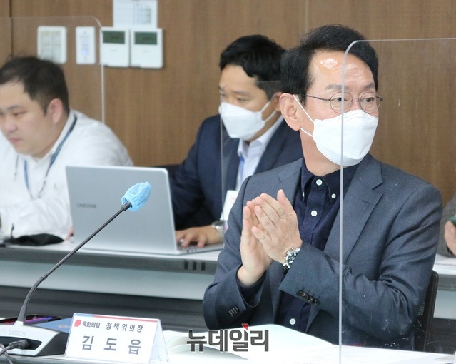 ▲ 국민의힘 김도읍 정책위원장이 4일 오후 세종시청 세종실에서 열린 예산정책협의회에 참석해  박수를 치고 있다.ⓒ이길표 기자