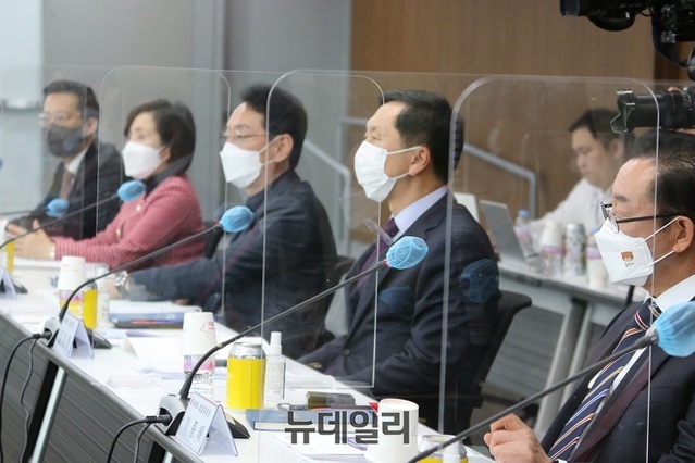 ▲ 4일 오후 세종시청 세종실에서 열린 세종시 예산정책협의회에서 참석한 국민의힘 김기현 원내대표 등이 세종시의 현안사업을 듣고 있다. ⓒ이길표 기자