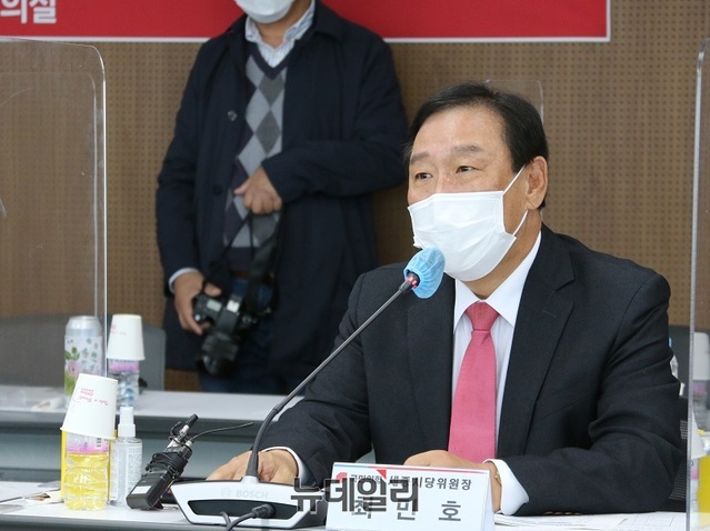 ▲ 최민호 국민의힘 세종시당 위원장이 4일 오후 세종시청 세종실에서 열린 예산정책협의회에서 인사말을 하고 있다.ⓒ이길표 기자