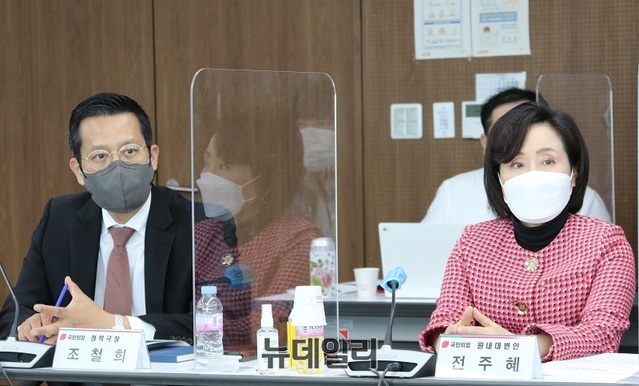 ▲ 국민의힘 전주혜 원대 대변인과 조철희 정책국장이 4일 오후 세종시청 세종실에서 열린 예산정책협의회에서 김기현 원내대표의 인사말을 듣고 있다.ⓒ이길표 기자