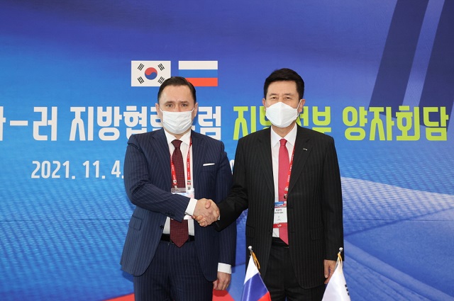 ▲ 왼쪽부터 바실리 그루데프 사할린주 투자정책부장관, 이강덕 포항시장.ⓒ포항시