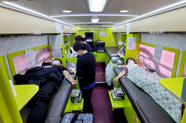 ▲ 군위군은 ‘위드 코로나’ 시대를 맞이해 대한적십자사 대구경북혈액원과 함께 사랑의 헌혈 행사를 진행했다.ⓒ군위군