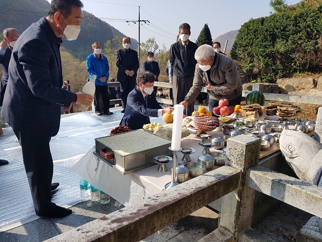 ▲ 봉화군 물야면 오전 2리는 4일 오전 10시 오전2리 생달마을입구에 위치한 보부상 위령비에서 보부상 위령제 행사를 개최했다.ⓒ봉화군
