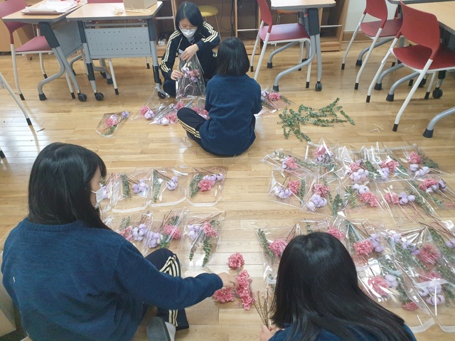 ▲ 새론중 학생들이 메타버스형 가상 체험을 위해 재료를 포장하고 있다.ⓒ대구시교육청