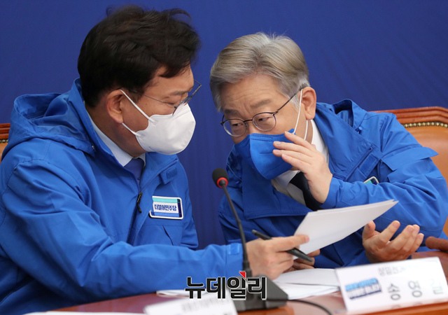 ▲ 이재명 더불어민주당 대선후보(오른쪽)와 송영길 대표가 지난 3일 오전 국회에서 열린 중앙선거대책위원회의에 참석해 대화를 나누고 있다.ⓒ이종현 기자(사진=공동취재단)