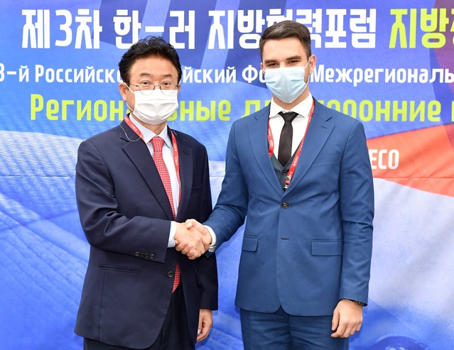 ▲ 이철우 지사(왼쪽)는 연해주 스테츠코 니콜라이 부지사와의 양자회담에서 연해주와는 짧은 기간 다양한 협력을 통해 돈독한 동반자관계를 구축했다고 평가했다.ⓒ경북도