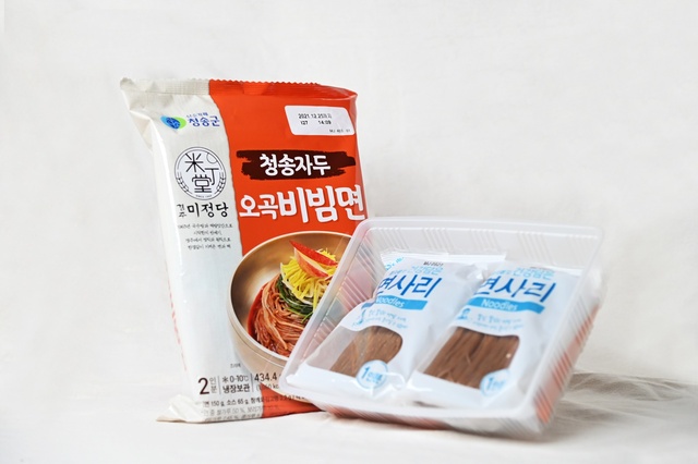 ▲ 청송군(군수 윤경희)은 청송자두를 이용하여 만든 비빔소스와 국내산 오곡면이 들어간 ‘청송자두오곡비빔면’이 최근 지역 내 농·축협 하나로마트 7곳에서 판매를 시작했다고 밝혔다.ⓒ청송군