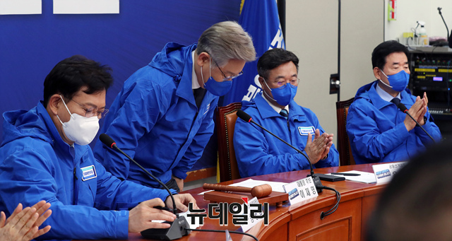 ▲ 이재명 더불어민주당 대선후보가 지난 3일 국회에서 열린 중앙선거대책위원회의에 참석해 인사를 하고 있다. ⓒ뉴데일리 DB(사진=공동취재단)