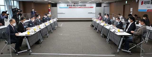 ▲ 충남도 양승조 지사가 4일 세종시에서 열린 국민의힘-충청권예산정책협의회에서 지역 현안을 건의하고 있다.ⓒ충남도