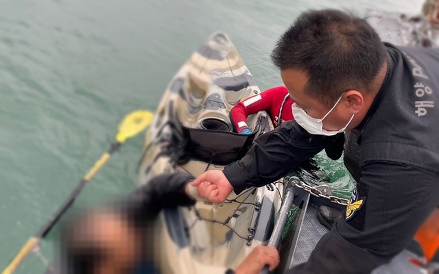 ▲ 지난 4일 육군 32사단 해안경계 감시 장병의 발견신고로 긴급 출동에 나선 태안해경 구조대원이 물에 빠진 70대 김 모 씨를 구조하고 있다.ⓒ태안해양경찰서