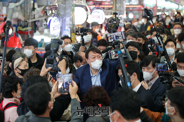 ▲ 윤석열 국민의힘 대선 예비후보가 지난 4일 오전 경기 의정부 제일시장을 방문해 시민들과 인사를 나누고 있다.ⓒ이종현 기자(사진=윤석열 캠프)