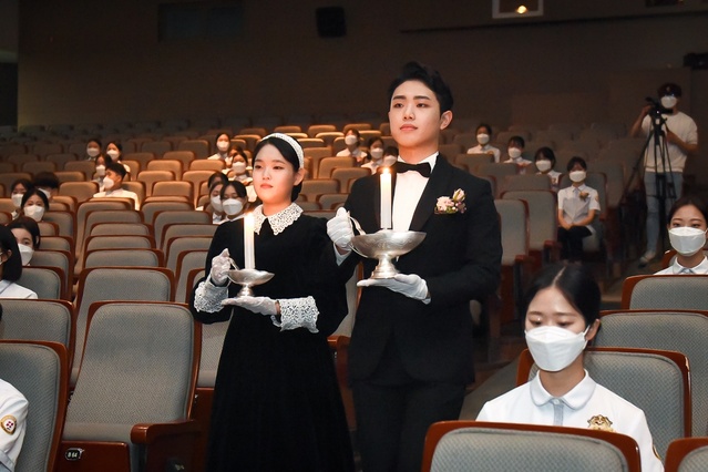 ▲ 대구보건대학교 인당아트홀에서 간호학과 재학생들이 나이팅게일 선서식에 참여하고 있다.ⓒ대구보건대