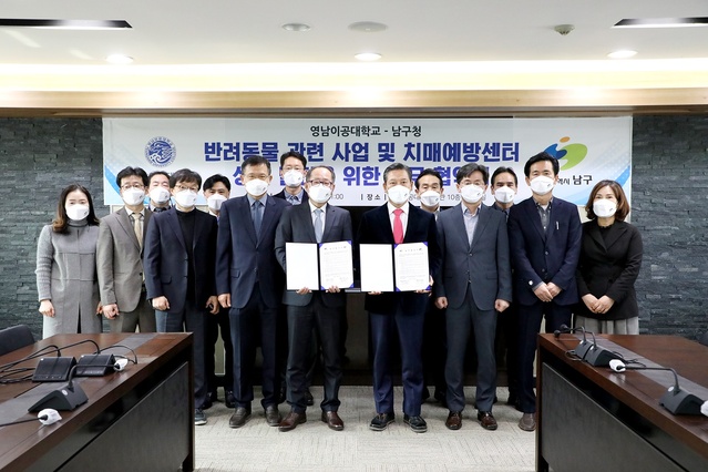 ▲ 협약식을 마치고 참석자들이 이재용 총장과 조재구 구청장과 함께 기념촬영을 하고 있다.ⓒ영남이공대