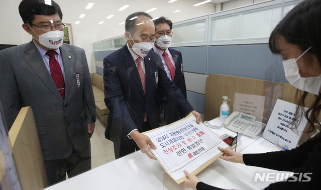 ▲ 국민의힘의 추경호 원내수석부대표, 송석준 '부동산시장 정상화 특별위원회' 위원장, 윤창현 의원 등은 5일 오전 '성남시 지방행정농단과 도시개발사업 부정이익 진상조사 및 환수 등에 관한 특별법안'을 국회 의안과에 제출했다. ⓒ뉴시스
