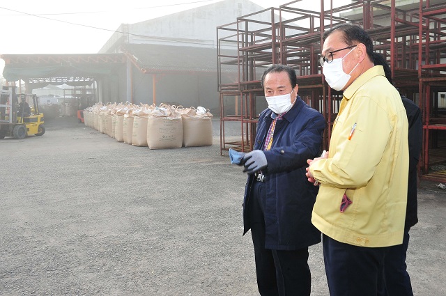 ▲ 김영만 군수가 2021년산 공공비축미곡 산물벼를 검점하고 있다.ⓒ군위군
