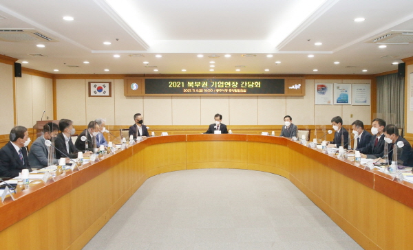 ▲ 이시종 지사와 조길형 시장이 5일 충주시청 중앙탑회의실에서 북부지역 기업인들과 간담회를 갖고 있다.ⓒ충주시