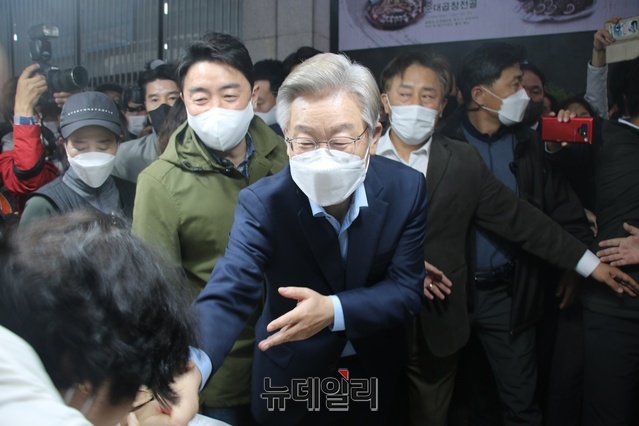 ▲ 이재명 후보는 5일 오후 4시 30분 ‘보수의 성지’ 대구 서문시장을 찾아 상인들을 만나며 지지를 호소하고 서문시장상인연합회 관계자와 시장 상황과 대구경제의 어려움을 들었다.ⓒ뉴데일리