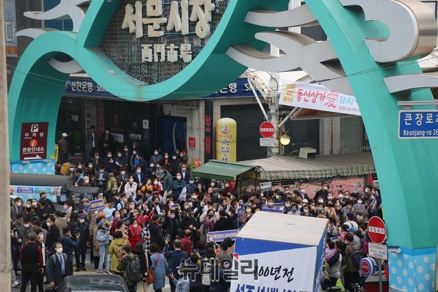 ▲ 서문시장 입구에는 이 후보를 지지하는 ‘이재명을 사랑하는 사람들의 모임’ 회원과 이 후보의 서문시장 방문을 반대하는 목소리가 뒤엉켜 한바탕 소란이 일었다.ⓒ뉴데일리