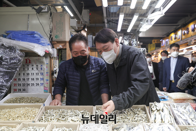 ▲ 6일 오전 윤석열 국민의힘 대선후보가 서울 송파구 가락시장을 방문해 상인들과 인사를 나누고 있다. ⓒ뉴데일리(사진=윤석열 캠프)