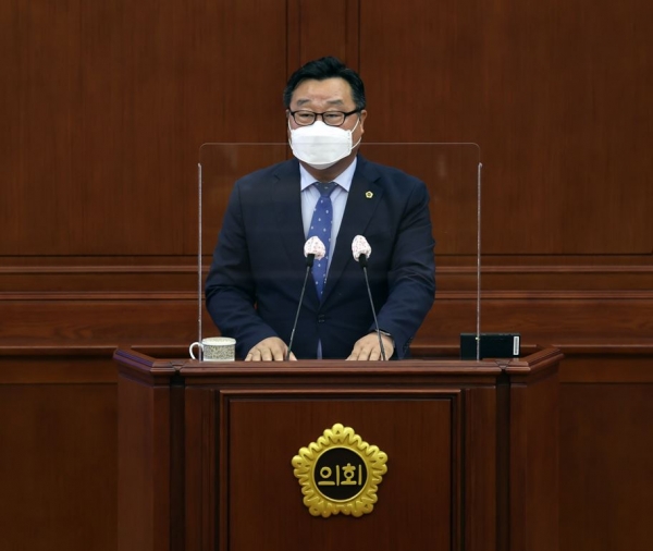 ▲ 홍종원 대전시의원이 지난 5일 시의회에서 대전에 위치한 소상공인시장진흥공단의 세종 이전을 결사반대 결의안을 대표 발의하고 있다.ⓒ대전시의회