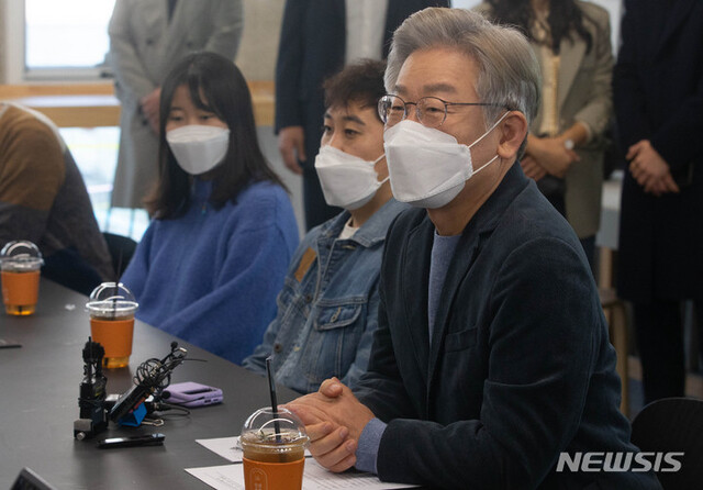 ▲ 6일 오전 이재명 더불어민주당 대선후보가 서울 동대문구에 위치한 ‘장안생활’을 방문해 입주민 청년들과 간담회를 열고 발언하고 있다. ⓒ뉴시스