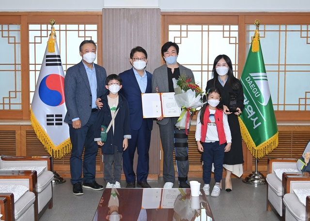 ▲ 대구시청 김민성 주무관(오른쪽 두번째)이 LG 의인상을 수상했다.ⓒ대구시