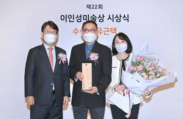 ▲ 권영진 시장(왼쪽)이 7일 유근택(중간) 작가를 ‘제22회 이인성미술상’ 최종 수상자로 선정했다.ⓒ대구시