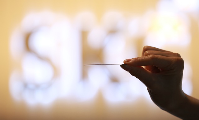 ▲ SKC가 세계 최초로 개발한 반도체 패키징용 글라스 기판. ⓒSKC