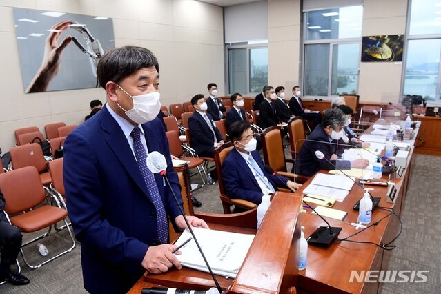 ▲ 지난 5일 서울 여의도 국회에서 열린 과학기술정보방송통신위원회의 방송통신위원회 등에 대한 국정감사에서 이강택 TBS 사장이 의원 질의에 답변하고 있다. ⓒ공동취재사진/뉴시스