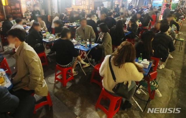 ▲ 1일 오후 서울 중구 을지로 호프 밀집지역이 맥주를 즐기는 시민들로 붐비고 있다. ⓒ뉴시스