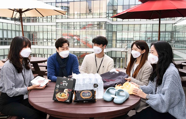 ▲ 백수빈 홈플러스 신선가공팀 바이어, 권지혁 일상용품팀 바이어, 정태민 제과음료팀 바이어, 김미지 의류팀 바이어, 이지윤 홈리빙팀 바이어가 자신이 개발한 상품을 선보이고 있다.ⓒ홈플러스