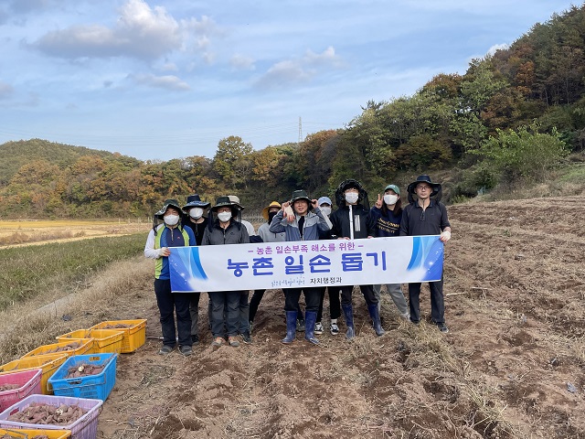 ▲ 영덕군 직원들이 일손이 부족해 어려움을 겪고 있는 농가를 위해 지난 5일 일손돕기 봉사활동을 실시했다.ⓒ영덕군