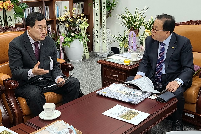 ▲ 주낙영(사진 왼쪽) 경주시장이 8일 오전 국회 문광위 이채익 위원장을 만난 자리에서 경주시가 사활을 걸고 추진 중인 주요 현안 사업에 대해 설명하고 있다.ⓒ경주시