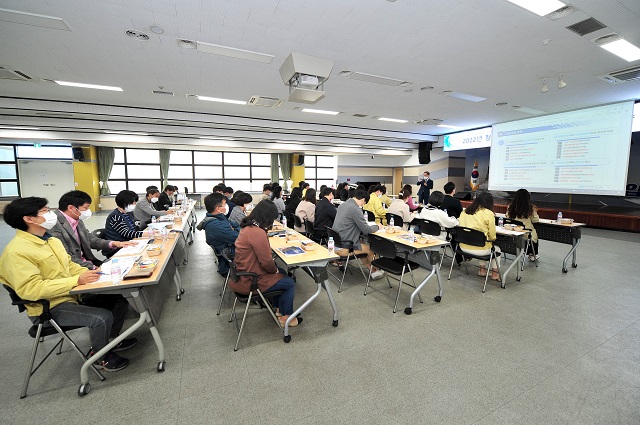 ▲ 군위군은 지난 5일 ‘2022년 정부예산분석 및 국도비 확보전략 소속직원 특강’을 실시했다.ⓒ군위군