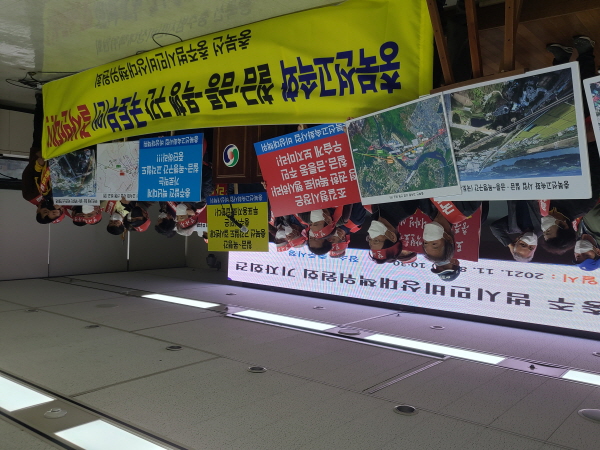 ▲ 충주범시민비상대책위원회가 8일 충주시청에서 기자회견을 열고 새로운 노선을 제시하고 있다.ⓒ충주범시민비대위