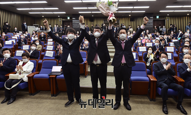 ▲ 윤석열 국민의힘 대선후보가 8일 오전 국회에서 열린 국민의힘 현안 관련 보고에 참석해 이준석 대표, 김기현 원내대표와 기념촬영을 하고 있다.ⓒ이종현 기자