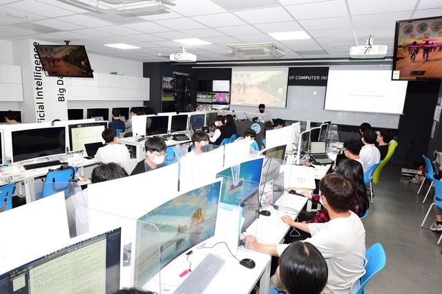 ▲ 진전문대 AI융합기계계열 학생들이 인공지능로봇자동화 실습을 하고 있다.ⓒ영진전문대