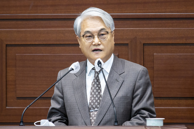 ▲ 김하수 경북도의회 행정보건복지위원회 위원장(국민의힘, 청도)은 11월 8일 제327회 제2차 정례회 제1차 본회의 도정질문을 통해 경북 도내 시군 간 균형발전 대책, 노인일자리 사업 활성화 방안 등과 관련한 대책 마련을 촉구했다.ⓒ경북도의회